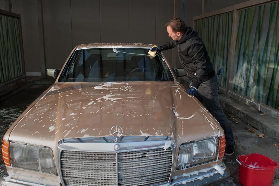 Jetzt wird geschäumt: Mit einem pH-neutralem Autoshampoo wird das Auto von oben nach unten mit minimalem Druck geputzt.Klaus-Dietmar Gabbert/dpa-tmn