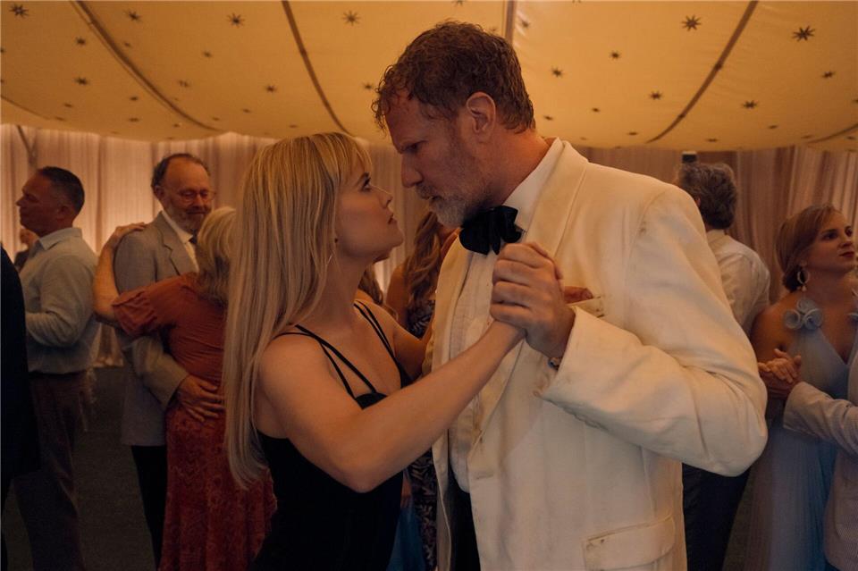 Jim (Will Ferrell) und Margot (Reese Witherspoon) geraten in „Ihr seid herzlich eingeladen“ aneinander, weil sie dasselbe Hotel für eine Hochzeitsfeier gebucht haben.K.A./Prime Video/dpa