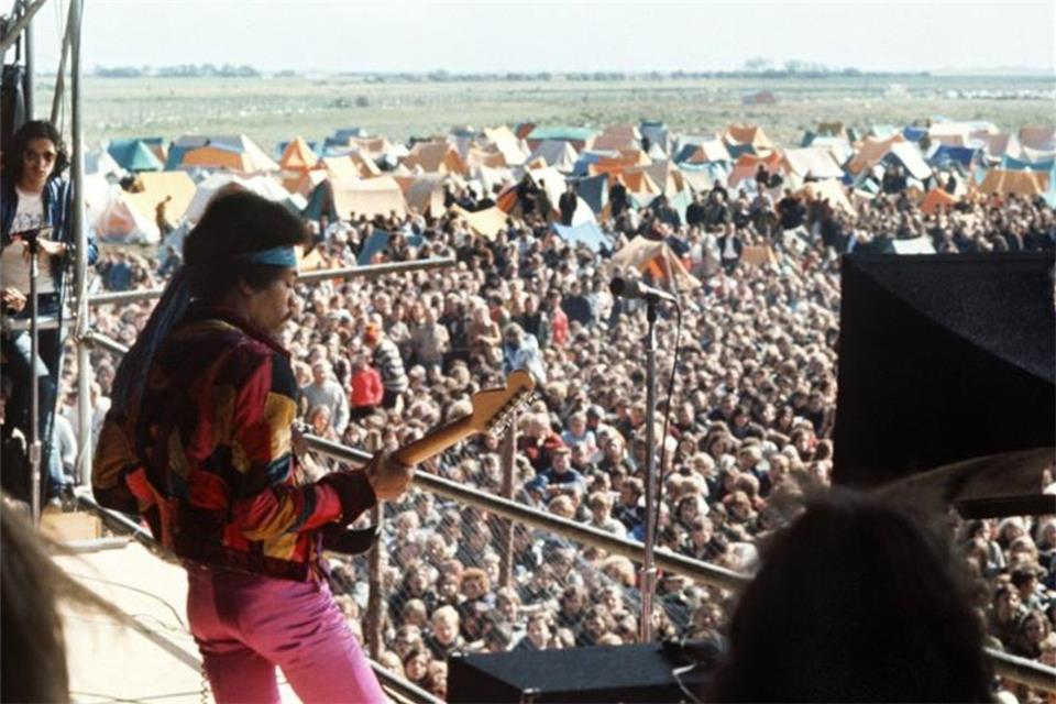 Jimi Hendrix bei seinem Auftritt auf dem Love-and-Peace-Festival auf der Ostsee-Insel Fehmarn. Foto: Dieter Klar/dpa