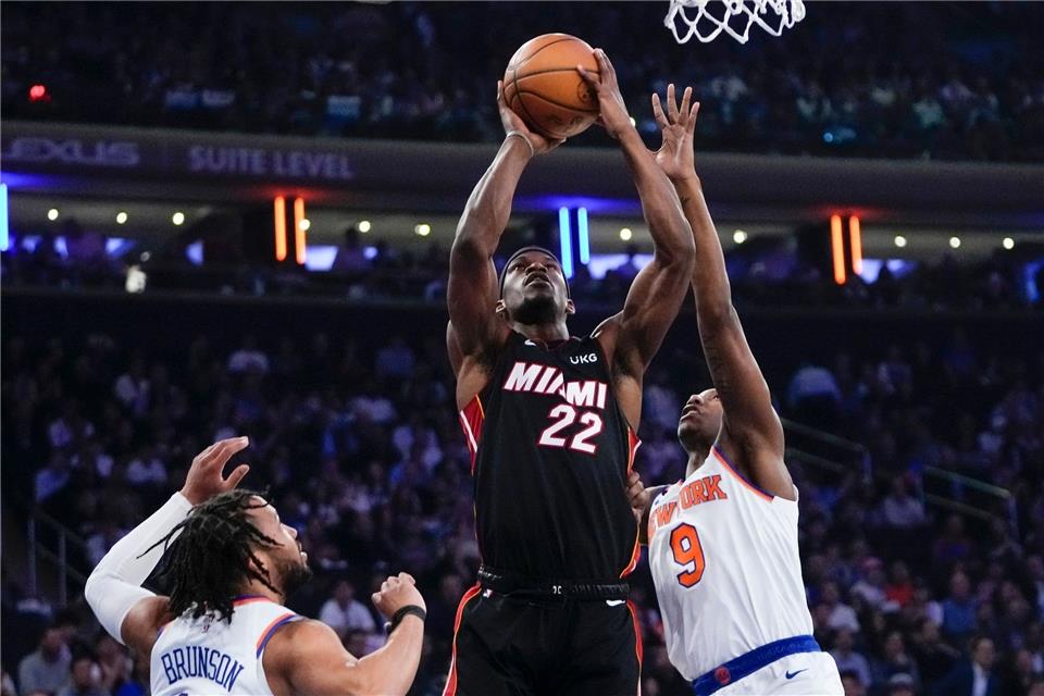 NBA-Playoffs: Knicks gewinnen Spiel fünf gegen Heat  Jimmy Butler (22) von Miami Heat in Aktion.
