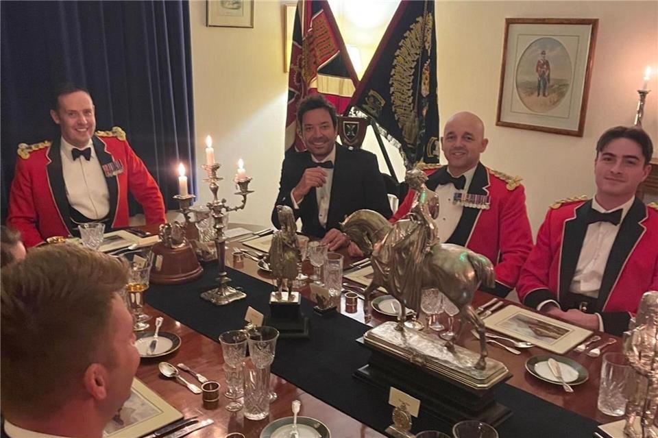 Jimmy Fallon feiert im Kilt mit Soldaten in Schottland Jimmy Fallon wurde spontan zum Dinner eingeladen. 5 Scots/PA Media/dpa