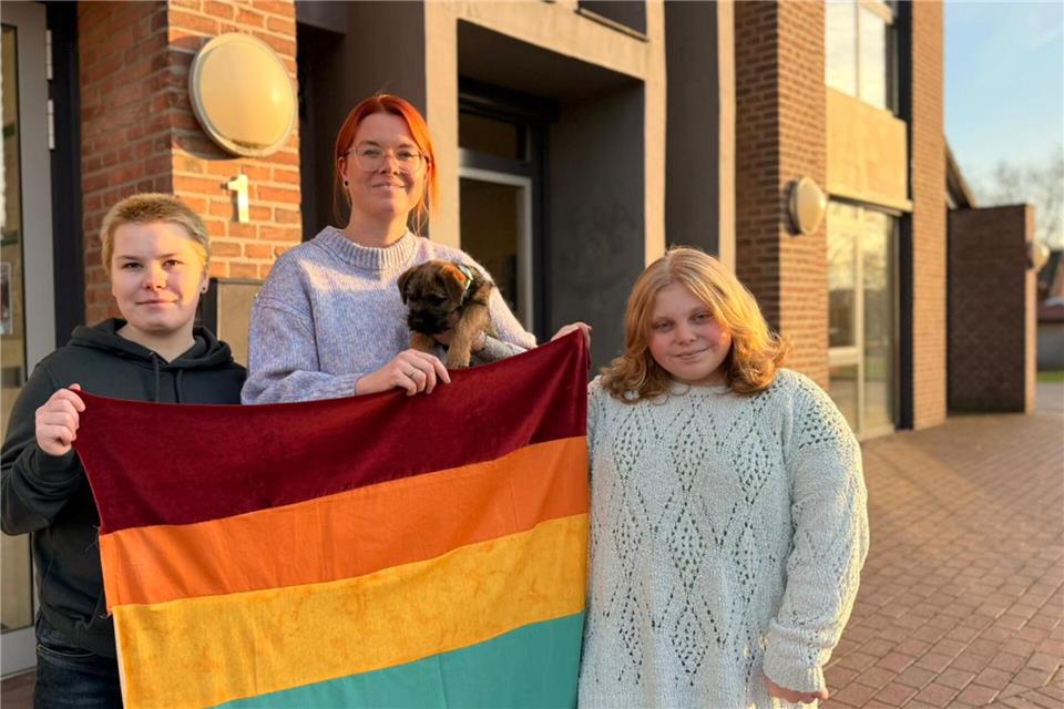 Jimmy Groß (links) fühlt sich als trans Mann im Jugendhaus wohl. Das liegt auch an seiner guten Freundin Destiny Mutzschmann (rechts) und Jugendhaus-Leiterin Svenja van Stegen mit dem neuen „Jugendhaus-Welpen“.