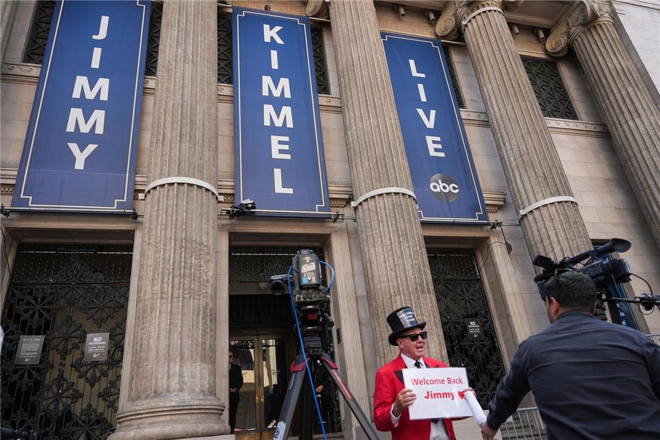 Jimmy Kimmel ging nach einer Zwangspause wieder auf Sendung. Chris Pizzello/Invision/AP/dpa