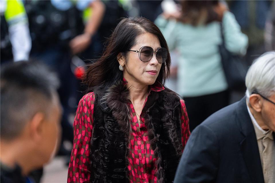 Jimmy Lais Ehefrau, Teresa Lai, kam mit weiteren Unterstützern zu dem Gerichtstermin. Chan Long Hei/AP/dpa