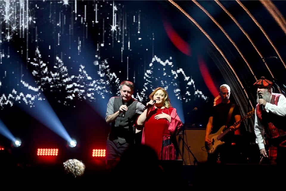 Besucher stirbt bei Auftritt der Kelly Family Jimmy (l), Kathy und Paul Kelly von der Kelly Family während der „Mega Christmas-Show“.