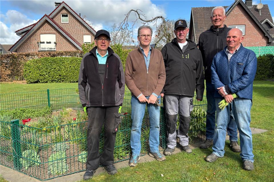 Joachim Funke, Günter Lübbering, Heinz Wolter, Ortwin Bröker und Otto Klumpjan sind das Team der Friedhofspflege in Ramsdorf.