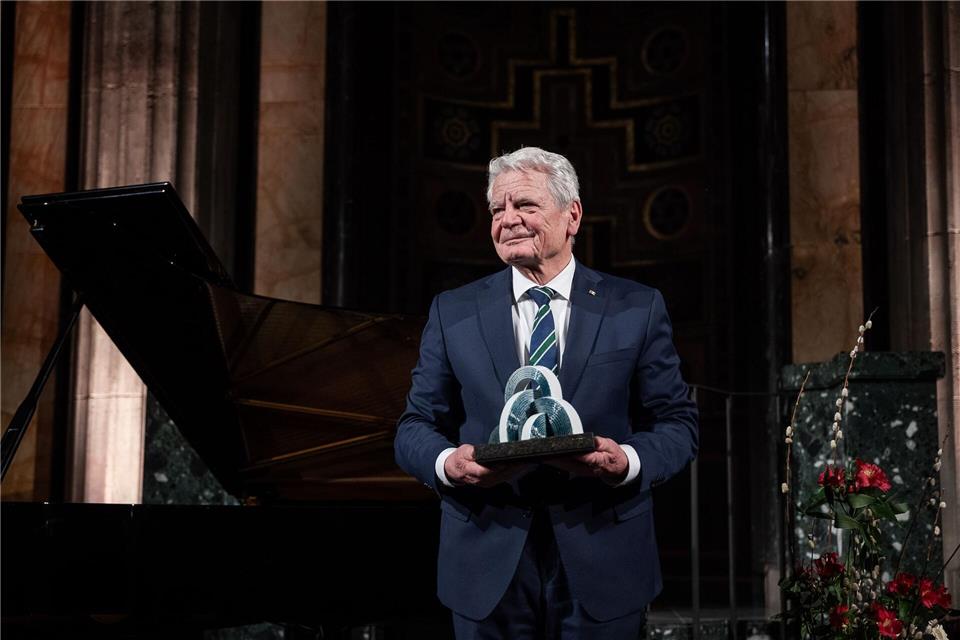 Joachim Gauck erhielt den Internationalen Brückepreis für sein Engagement für Demokratie und Verständigung in Europa.Paul Glaser/dpa