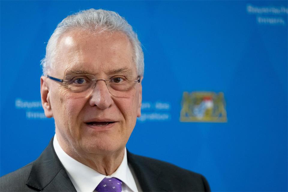 Joachim Herrmann (CSU) ist einer der wichtigsten Minister im Kabinett von Ministerpräsident Markus Söder. Ob er bei der nächsten Landtagswahl nochmals antreten wird, will er aber erst im kommenden Jahr entscheiden. (Archivbild) Sven Hoppe/dpa