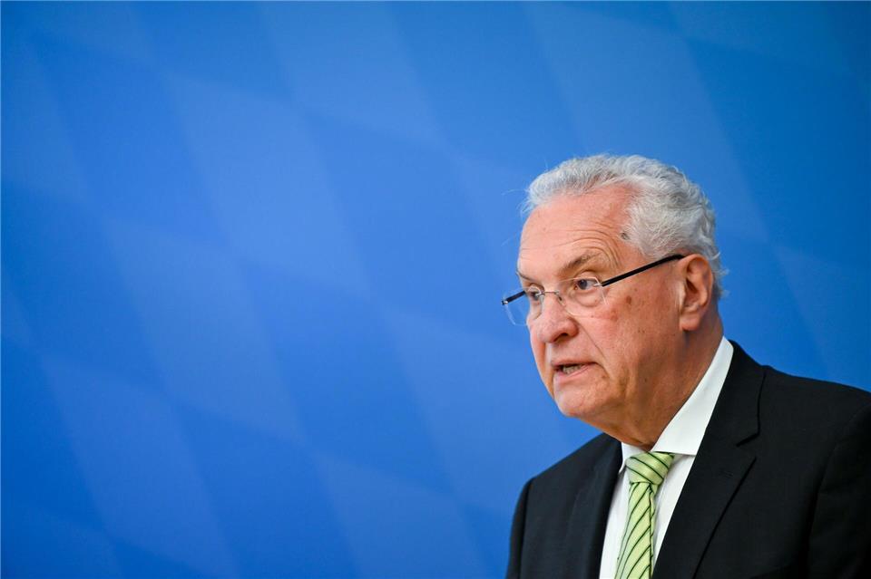 Joachim Herrmann wählt nach dem CSD-Anschlag klare Worte. (Archivbild)Sven Hoppe/dpa