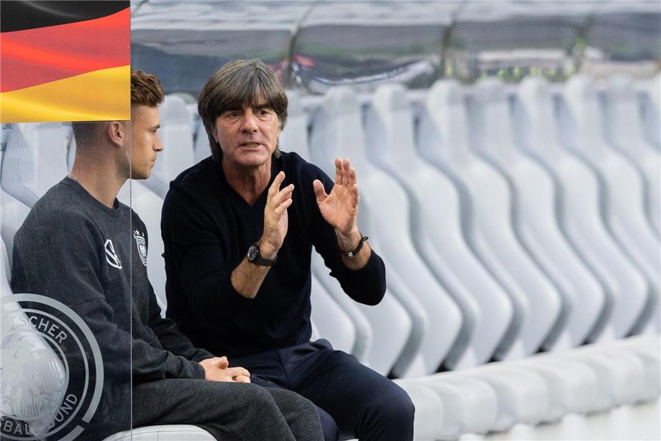 Joachim Löw (r) erklärt in einem Interview die gefragten heutigen Spielertypen und nennt beispielhaft auch Joshua Kimmich. (Archivbild)  Robert Michael/dpa-Zentralbild/dpa