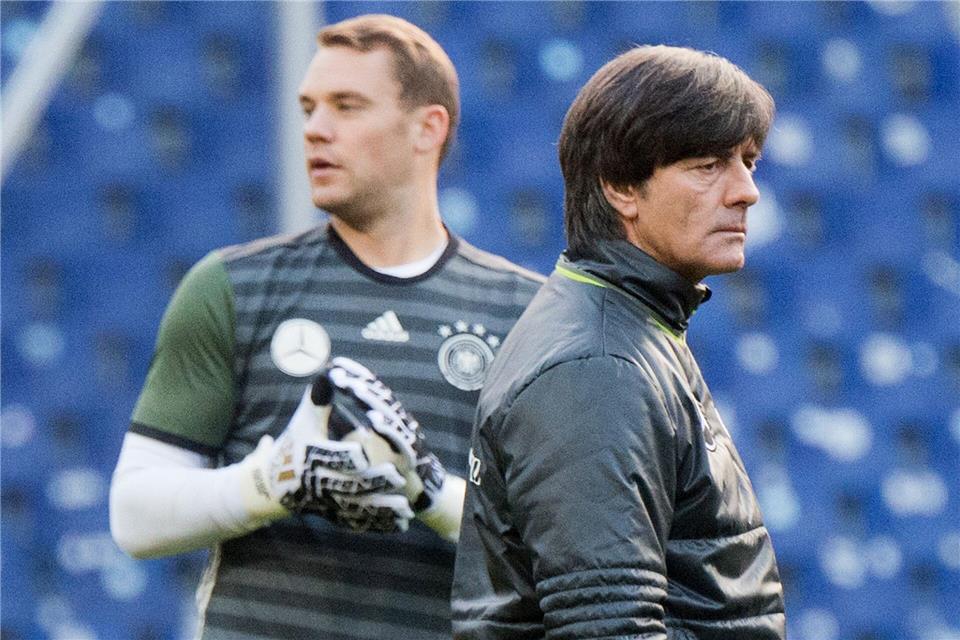 Joachim Löw (r) setzte jahrelang auf Manuel Neuer als Nummer eins. Gemeinsam wurden sie 2014 in Brasilien Weltmeister. (Archivbild)Julian Stratenschulte/dpa