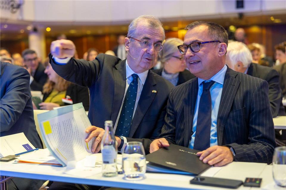 Joachim Nagel (r) und sein französischer Kolleger François Villeroy de Galhau veröffentlichten zahlreiche gemeinsame Gastbeiträge. (Archivbild)Helmut Fricke/dpa