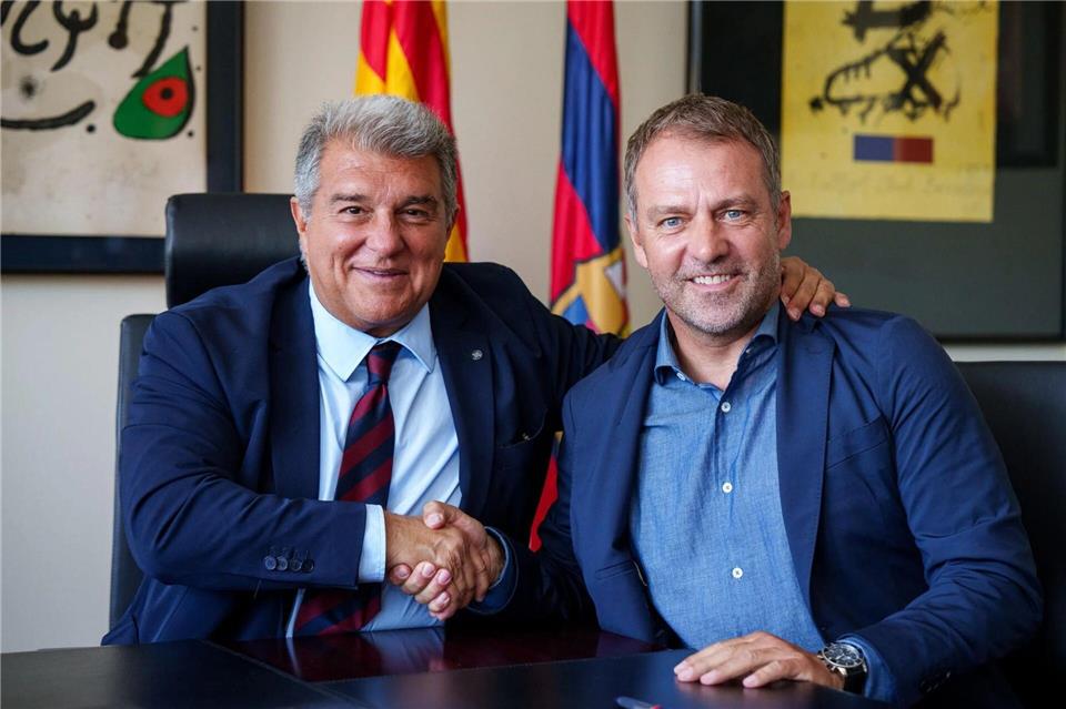 Joan Laporta (l) schwärmt von Hansi Flick (r). (Archivbild)---/FC Barcelona/dpa