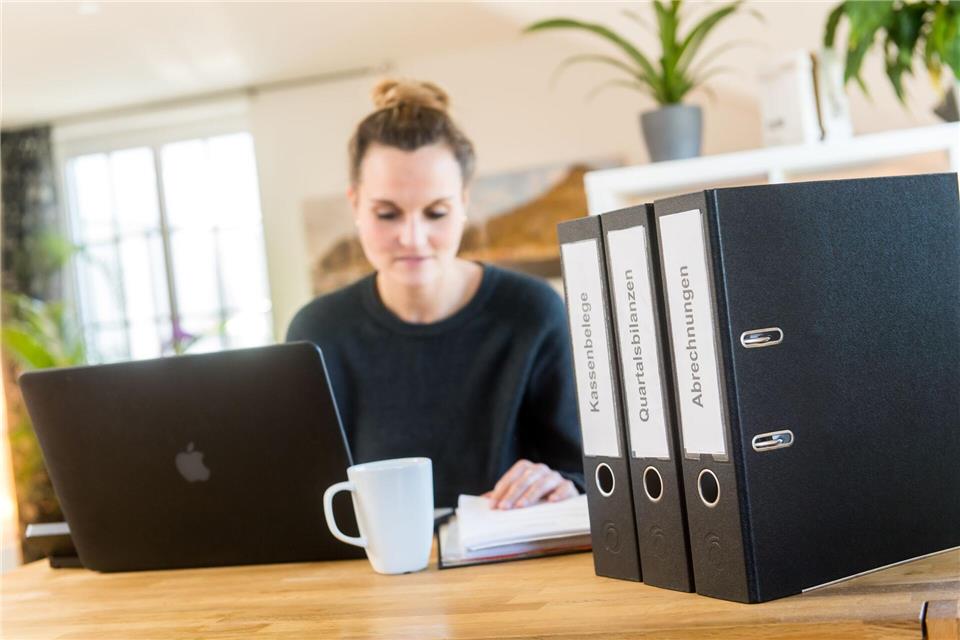 Job, Familie, Freizeit: Manchmal kommt das Leben dazwischen und die Zeit bis zum Ende der Abgabefrist für die Steuererklärung wird eng. Dann können Steuerzahler beim Finanzamt um Fristverlängerung bitten.picture alliance / dpa-tmn