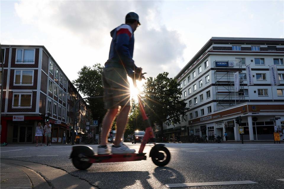 Job weg wegen E-Scooter? In einem Gerichtsverfahren ging es um eine Trunkenheitsfahrt und die Härtefallregelung.Christian Charisius/dpa/dpa-tmn