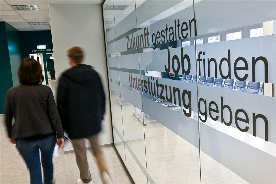 Jobcenter unterstützen Langzeitarbeitslose mit gezielten Angeboten. (Symbolbild)Jens Kalaene/dpa