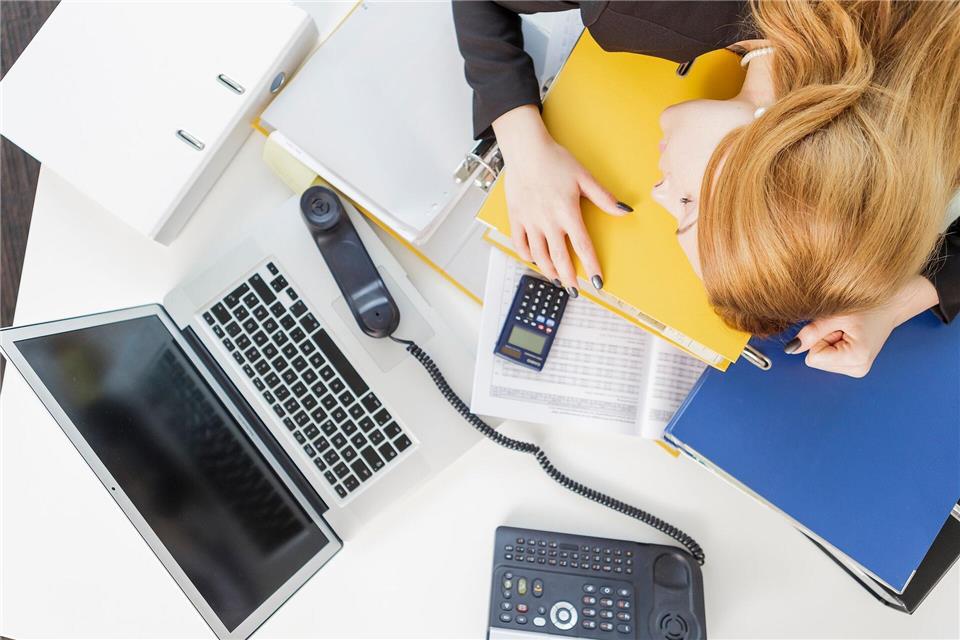 Jobunzufriedenheit betrifft fast jeden zweiten Beschäftigten in Deutschland: Häufige Frustration am Arbeitsplatz ist keine Ausnahme.picture alliance/dpa/dpa-tmn