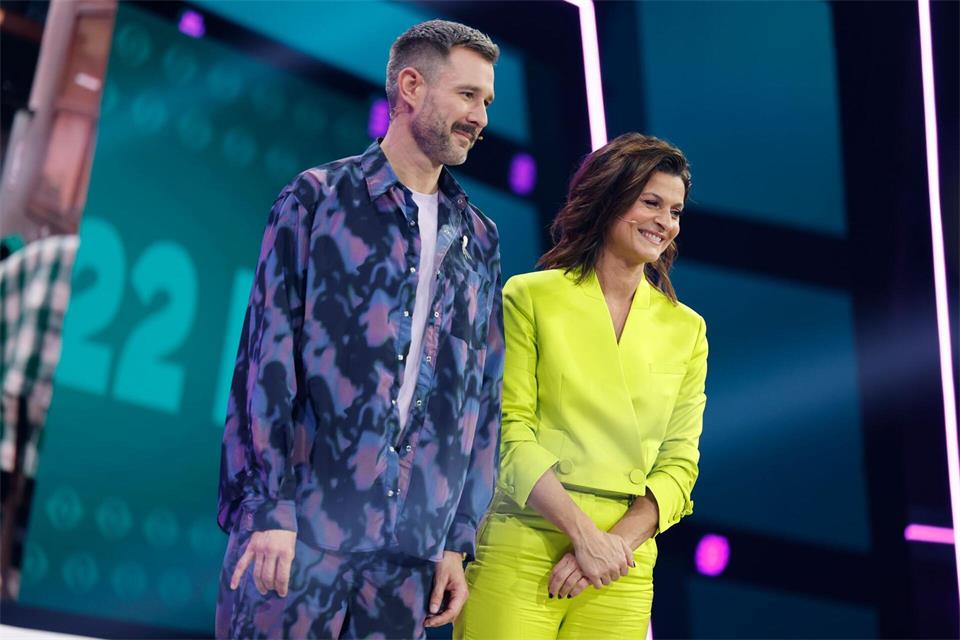 Jochen Schropp und Marlene Lufen moderieren die Reality-Show, die diesmal in einem Garten spielt. (Archivbild)Thomas Banneyer/dpa