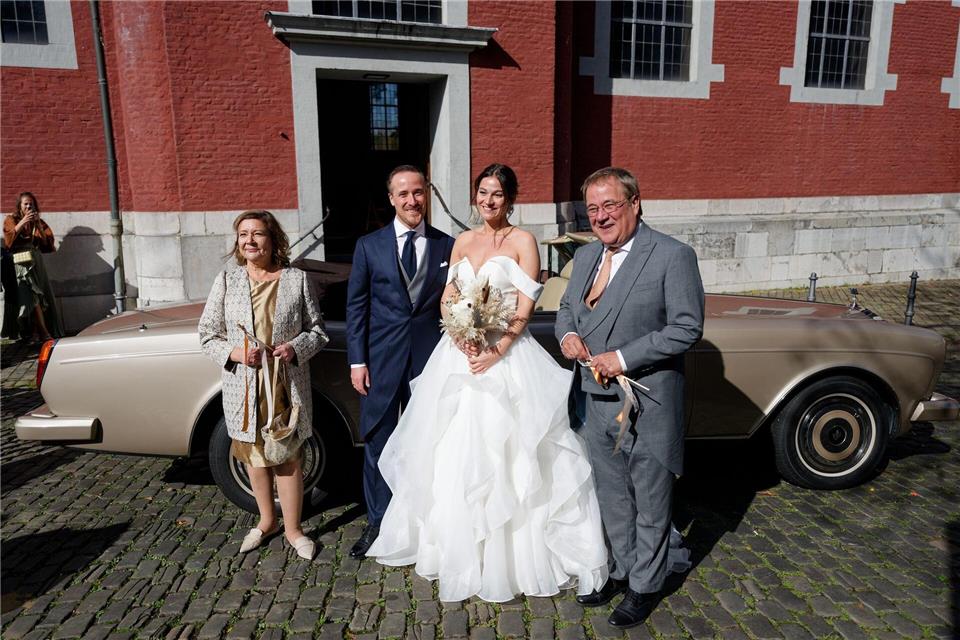 Joe Laschets Eltern - der Politiker Armin Laschet und seine Frau Susanne - posieren nach der Hochzeit mit dem Brautpaar. Henning Kaiser/dpa