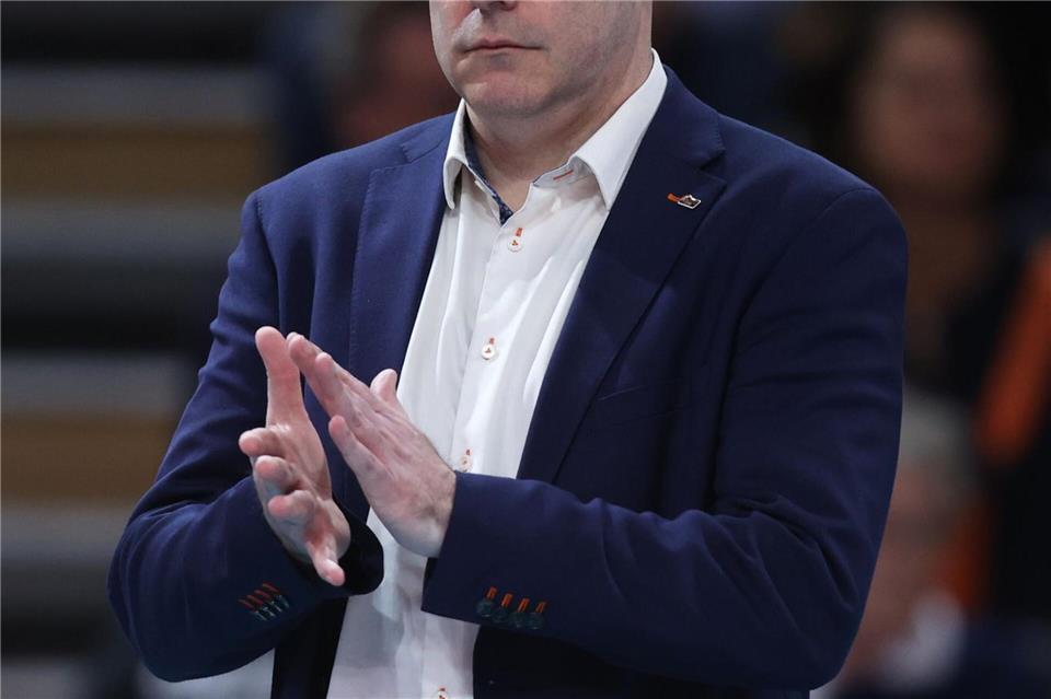Pflicht erfüllt: BR Volleys besiegen den VC Olympia Joel Banks, Trainer Berlin Recycling Volleys, vor dem Spiel.J�rg Carstensen/dpa