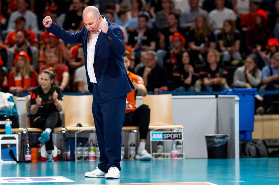 Volleys erleichtert: Dominanter Sieg beim Spitzenreiter Joel Banks freut sich nach einem Sieg der BR Volleys. (Archivbild)Julius Frick/dpa