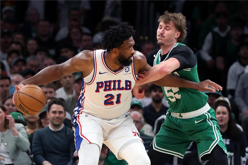 Joel Embiid (links) warf mit den 76ers die Celtics aus den Playoffs.Jim Davis/AP/dpa
