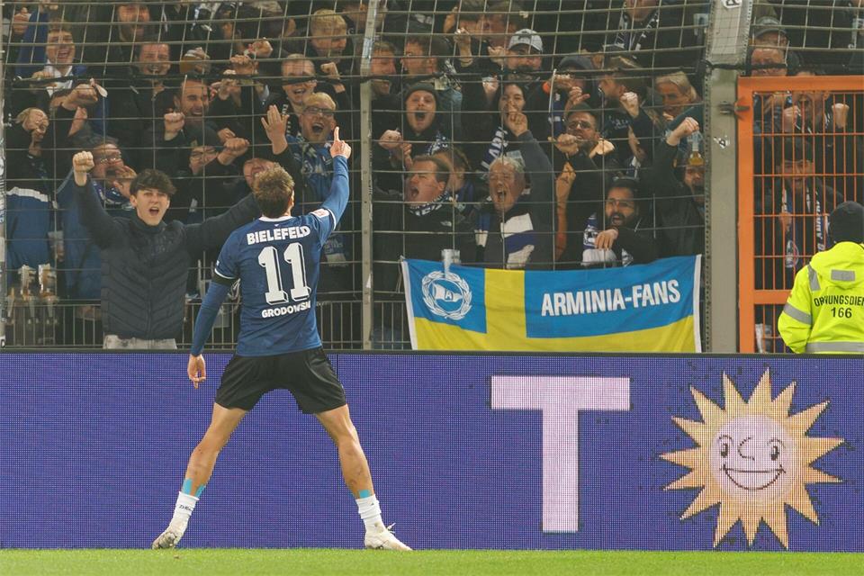 Joel Grodowski jubelt über sein zweites Tor.Friso Gentsch/dpa
