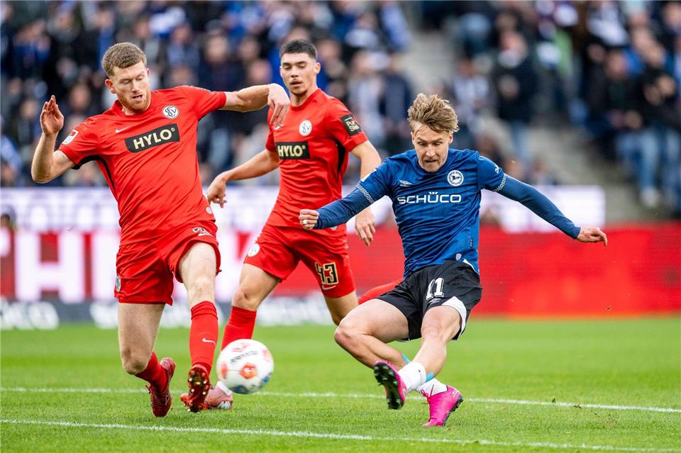 Joel Grodowski (r) erzielte den Führungstreffer für Armninia Bielefeld.David Inderlied/dpa