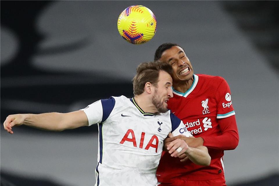 Joel Matip (r) im Zweikampf mit Harry KaneDavid Klein/CSM via ZUMA Wire/dpa