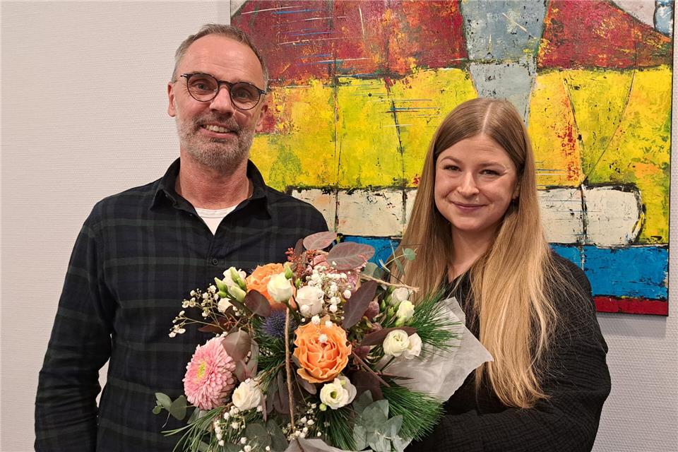 Jörg Heselhaus, der Geschäftsführer des Jugendwerks Raesfeld, begrüßt die neue Leiterin des Erler Jugendhauses, Anna Löbbecke.