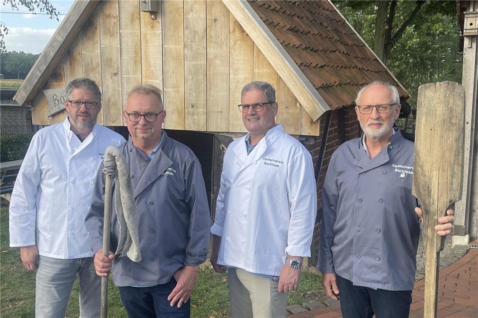 Jörg Lütkebohmert (von links), Berthold Sandschlieper, Niels Möller und Reinhard Limberg bereiten sich auf das Schaubacken vor.