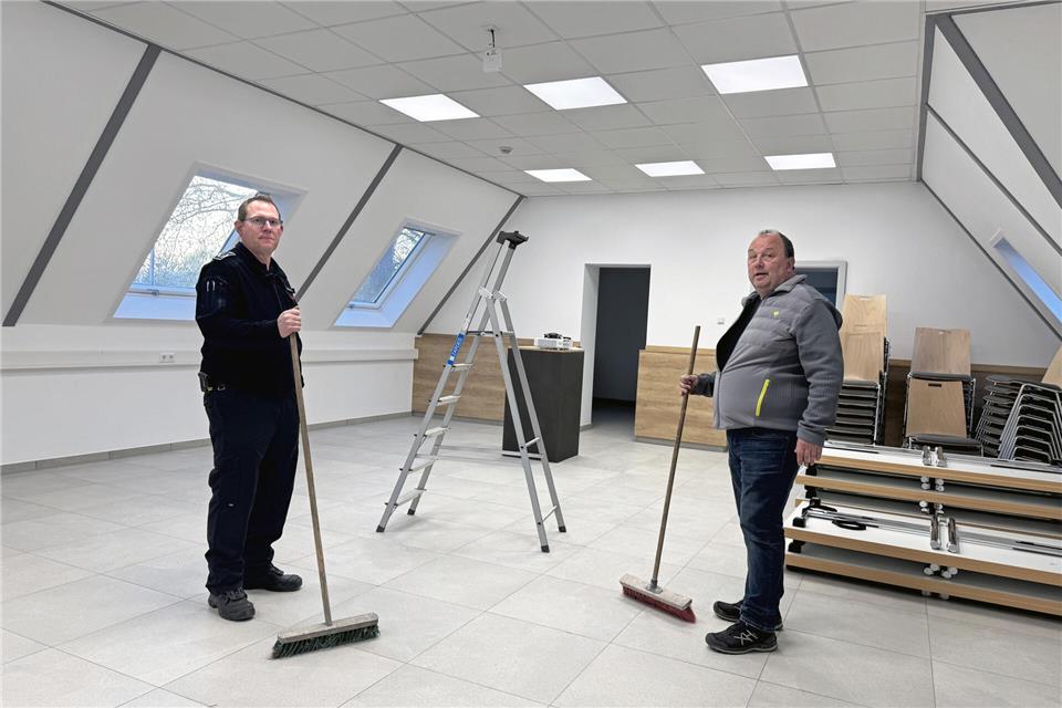 Jörg Wachtmeister (l.) und Frank Prochnow im neuen Gruppen- und Besprechungsraum: Auch dort gibt es für die Wehr noch einiges zu tun.