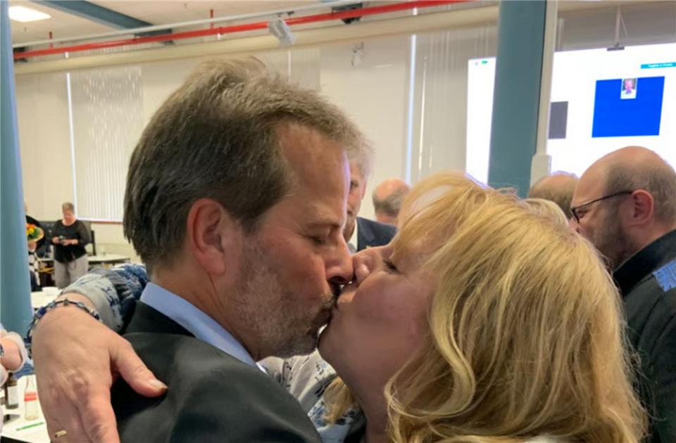 Jörg von Borczyskowski bedankte sich nach dem Wahlsieg bei seiner Frau Ira für ihre Unterstützung. 