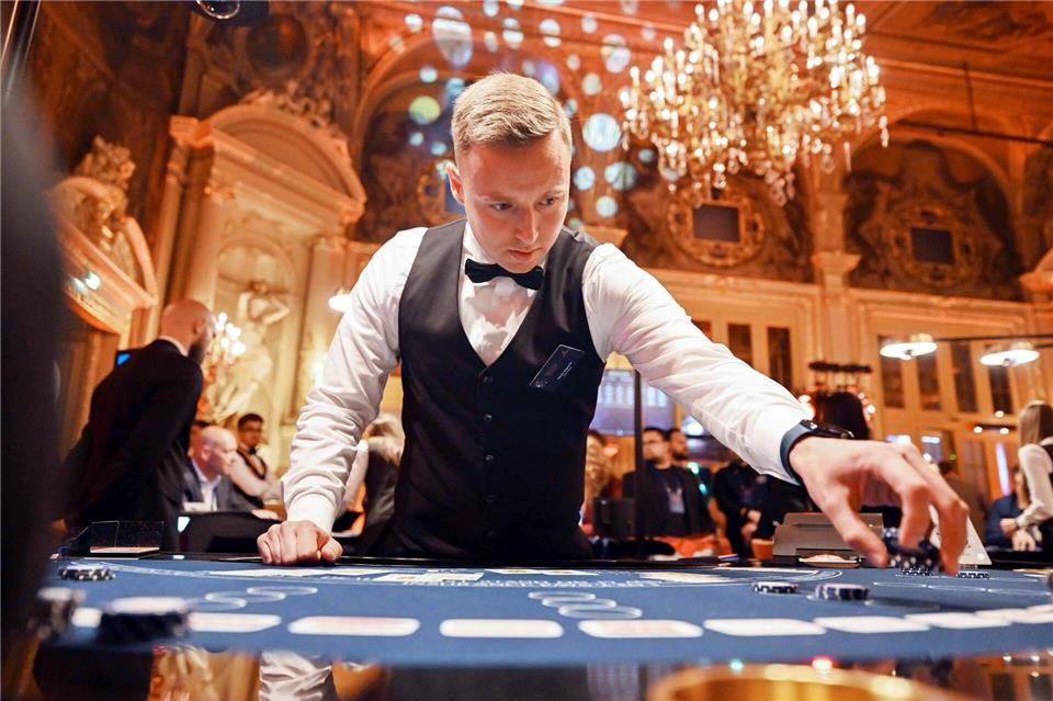 Joguncic arbeitet als Croupier im Casino Baden-Baden. (Archivbild)Uli Deck/dpa