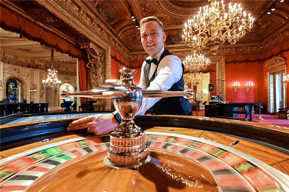 Joguncic arbeitet als Croupier im Casino Baden-Baden.Uli Deck/dpa