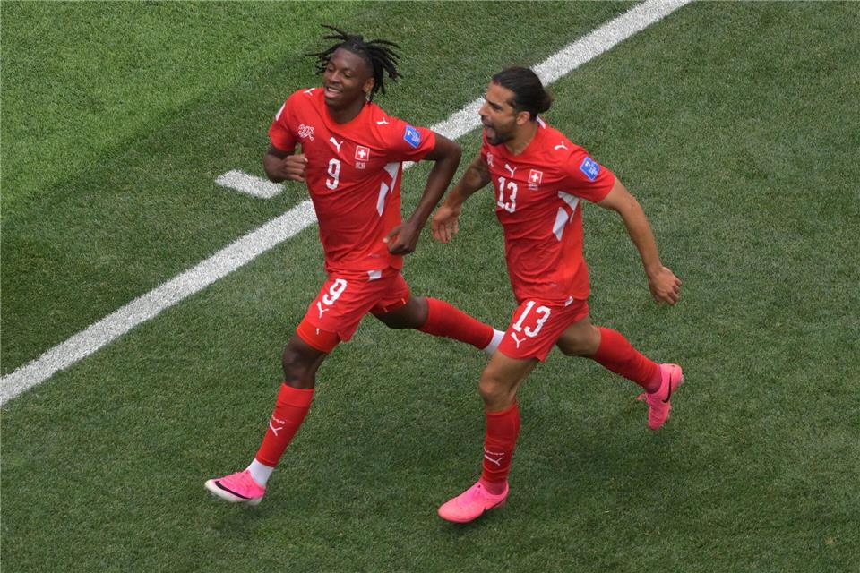 Johan Manzambi (links) wurde mit einem Doppelpack zum Matchwinner für die Schweiz.Jayne Kamin-Oncea/AP/dpa