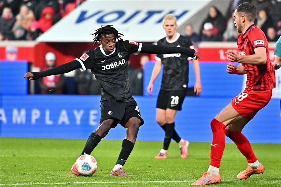 Johan Manzambi schießt das 1:0 für den SC Freiburg.Jan-Philipp Strobel/dpa