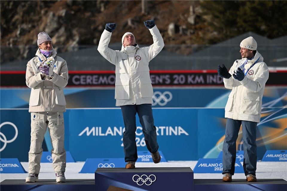 Johan-Olav Botn (m) denkt bei seinem größten Erfolg an seinen gestorbenen Teamkollegn Sivert Bakken.Hendrik Schmidt/dpa