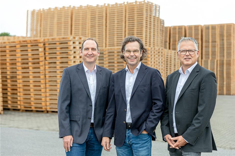 Johann-Bernd Seier (Mitte) führt das Unternehmen gemeinsam mit Prokurist Björn Kösters (links) und Prokurist Udo Tönißen.