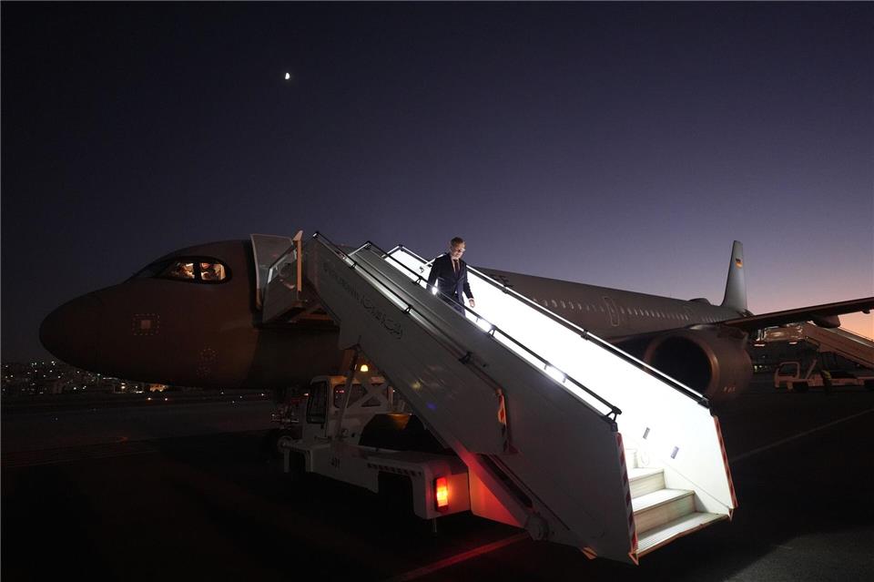 Bilder des Tages Johann Wadephul, Bundesminister des Auswärtigen, kommt auf dem Militärflughafen Marka in Amman an.Marcus Brandt/dpa