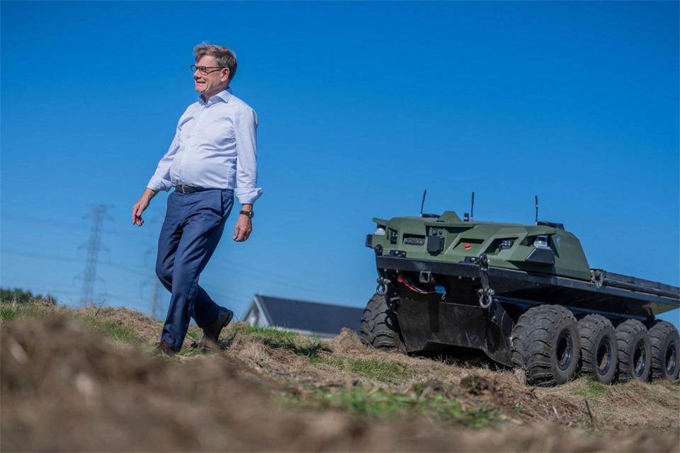 Johann Wadephul (CDU), Außenminister, besucht die Firma Rheinmetall Provectus in Ottawa und geht vor einem autonomen Begleitwagen Missionmaster MMSP 2.0 des Rüstungskonzerns.Michael Kappeler/dpa