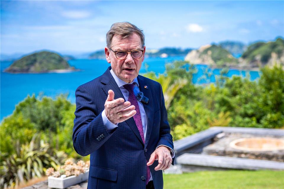 Johann Wadephul (CDU), Außenminister, steht im Hotel The Landing nach seinem Treffen.Jens Büttner/dpa