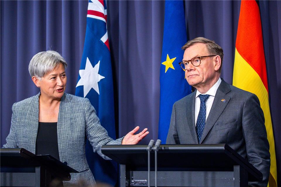Johann Wadephul (CDU), Außenminister,  und Penny Wong, Außenministerin von Australien, bei einer Pressekonferenz.Jens Büttner/dpa