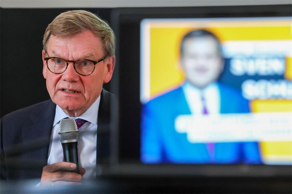 Johann Wadephul (CDU), Bundesaußenminister, warnte beim Bürgerdialog in Dessau-Roßlau vor populistischen Wahlversprechen. Jan Woitas/dpa