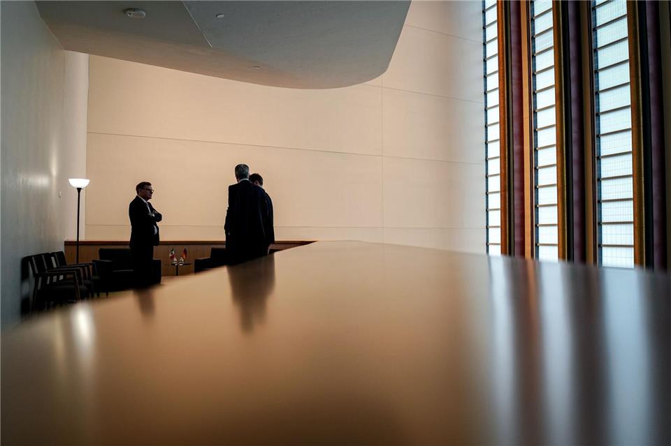 Johann Wadephul (l) steht am Rande der Generaldebatte der UN-Vollversammlung mit Mitarbeitern im Hauptquartier der Vereinten Nationen zusammen.Kay Nietfeld/dpa