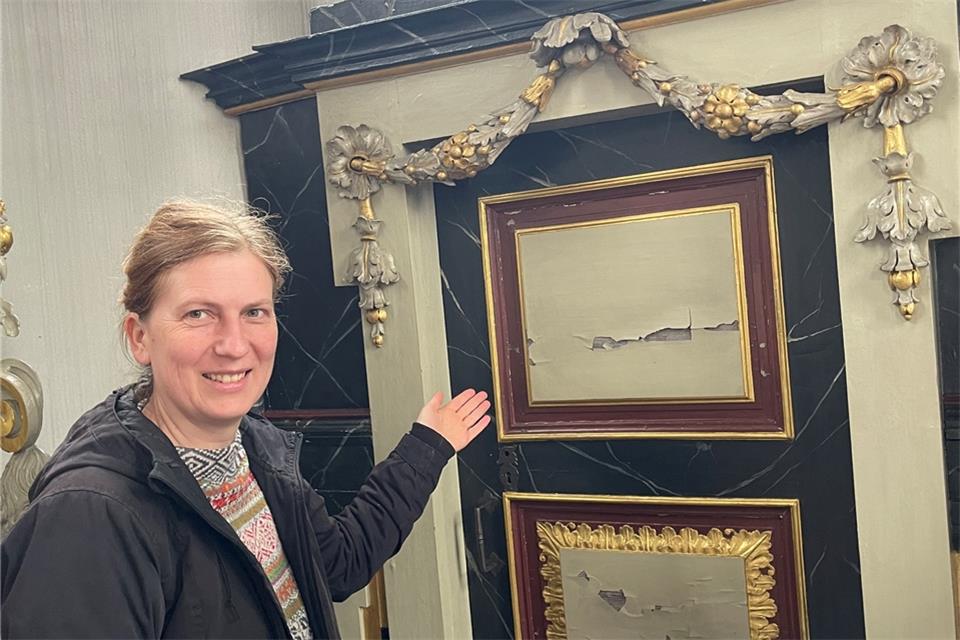 Johanna Fuchs restauriert den Hochaltar in der Schlosskapelle. 