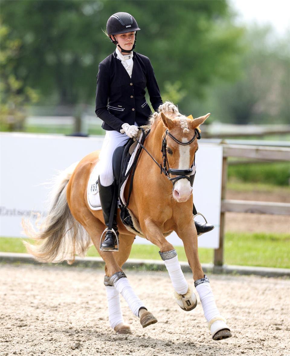 Johanna Gerhards hat schon mit ihrem Pony Malibou erfolgreich an Turnieren teilgenommen.