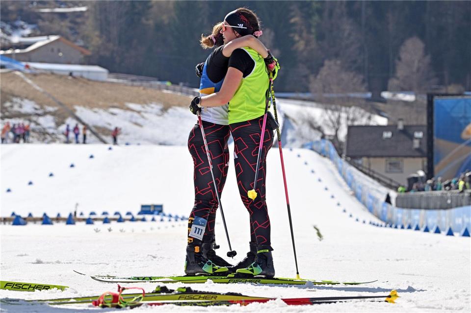 Johanna Recktenwald (l) mit Guide Emily Weiss. (Archivbild)Martin Schutt/dpa