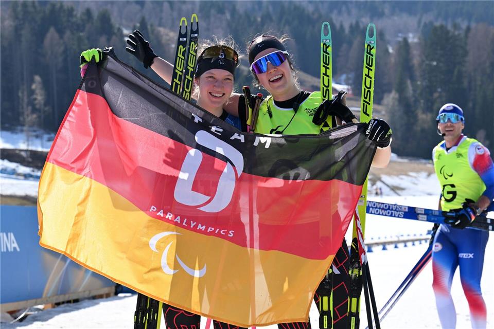 Johanna Recktenwald (l) und Emily Weiß jubeln im Ziel.Martin Schutt/dpa
