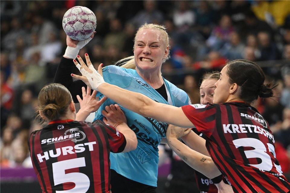 Johanna Reichert und die Handballerinnen des Thüringer HC scheiterten im Pokal-Halbfinale nach Siebenmeterwerfen an der HSG Bensheim/Auerbach. Marijan Murat/dpa